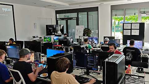 Gruppe von Menschen beim Gaming während einer LAN-Party