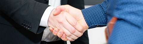 Handshake von zwei Personen im Anzug