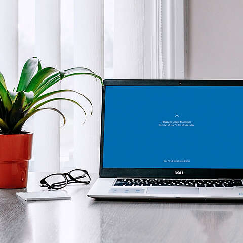 Laptop von Dell, auf dem gerade ein Update von Windows läuft