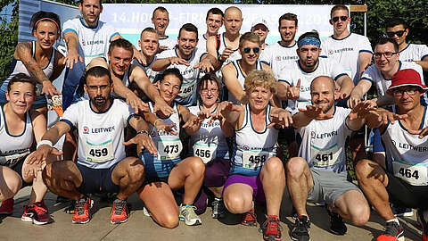 Gruppenbild von Mitarbeitern und Mitarbeiterinnen beim Hoch3 Firmenlauf