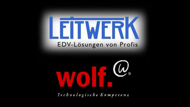 Logos von Leitwerk und Wolf Systeme untereinander auf schwarzem Hintergrund