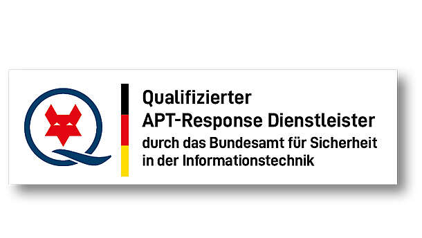 Logo mit einem roten Fuchskopf in einem blauen Kreis, daneben Text: "Qualifizierter APT-Response Dienstleister durch das Bundesamt für Sicherheit in der Informationstechnik" (Qualified APT-Response Service Provider by the BSI).