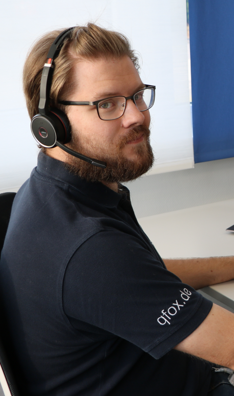 Vom Sandwich Artist zum IT System Engineer Junger Mann sitzt am Schreibtisch