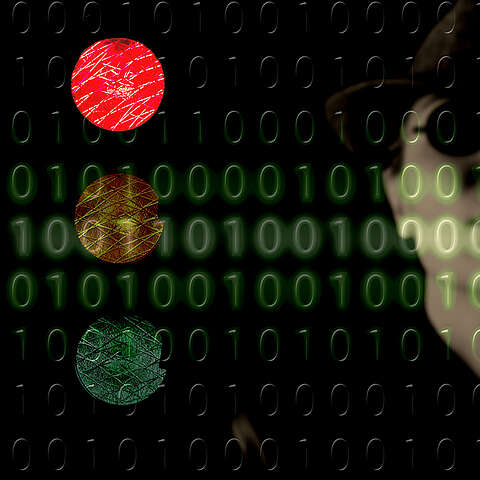 Eine digitale Illustration zeigt eine rote, gelbe und grüne Ampel über einem binären Code, mit einem Teil des Gesichts einer Person im Schatten auf der rechten Seite. Das Bild suggeriert Themen der Cybersicherheit oder der Datenzugangskontrolle.