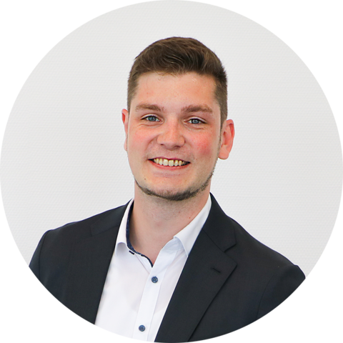 Maximilian Hinz, Vertriebsleiter LEITWERK AG Lächelnder Mann mit kurzen Haaren, einem dunklen Blazer und einem weißen Hemd vor einem schlichten Hintergrund.