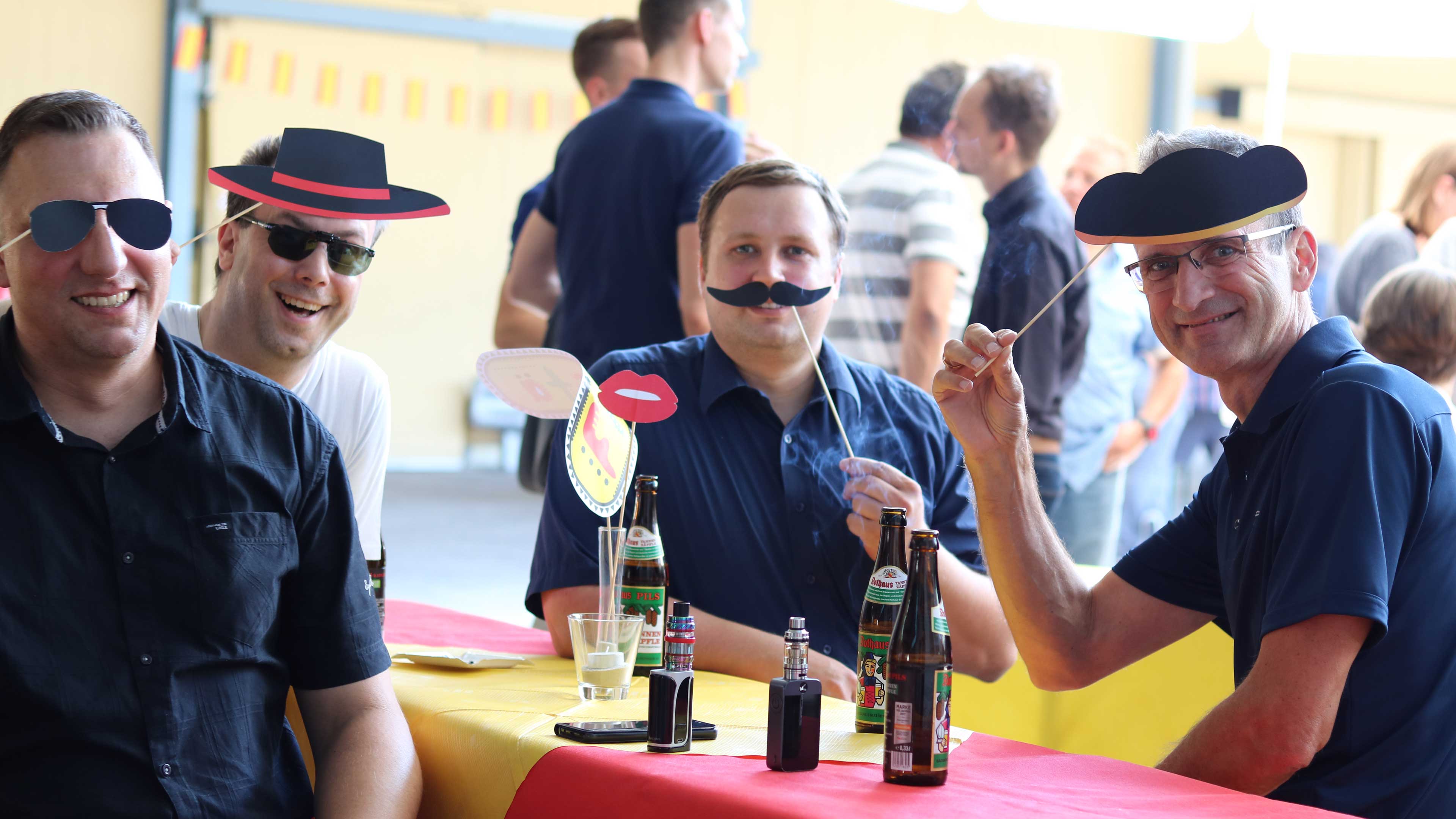 Slider: Sommerfest Mitarbeiter haben gute Laune am spanischen Sommerfest